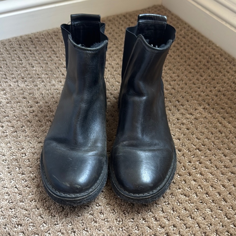 Vince Black Leather Chelsea Boots! 👢